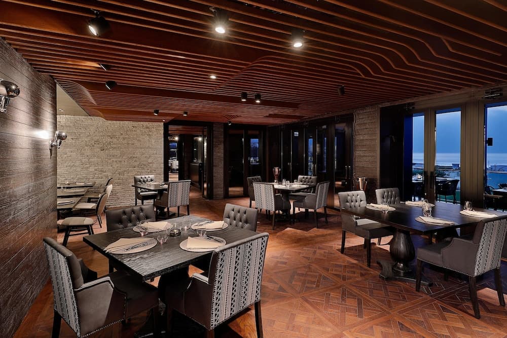 W Muscat, Restaurant