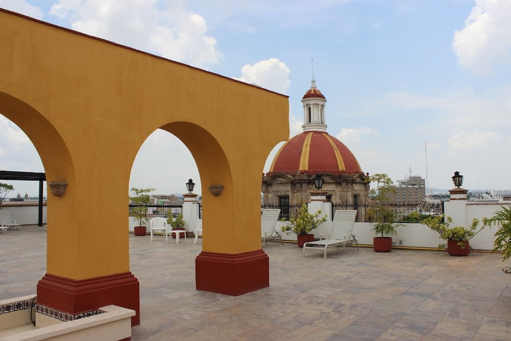 Hotel De Mendoza, Porch