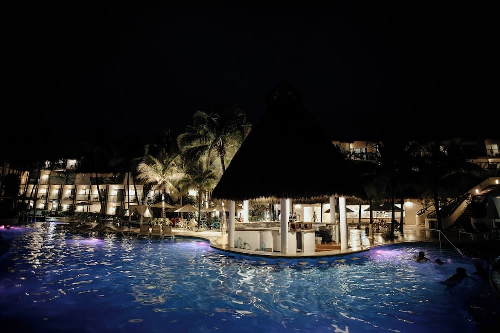The Reef Coco Beach Resort & Spa- Optional All Inclusive, Swim-up bar
