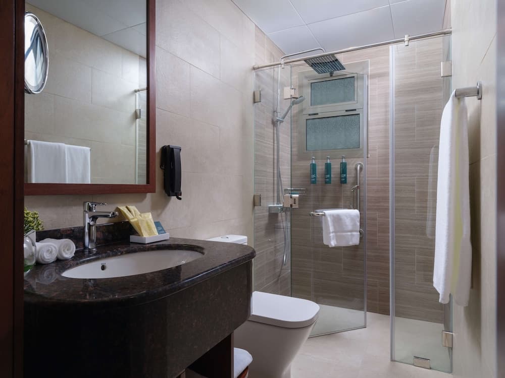 DoubleTree by Hilton Muscat Qurum, Bathroom shower