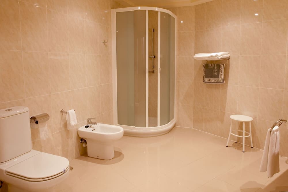 Crisol Almirante Bonifaz, Bathroom