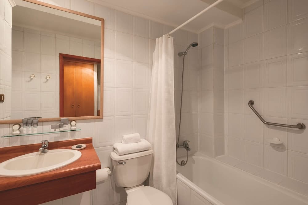 Park Inn by Radisson Puerto Varas, Bathroom
