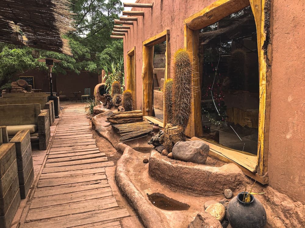 Don Raúl, Property Entrance