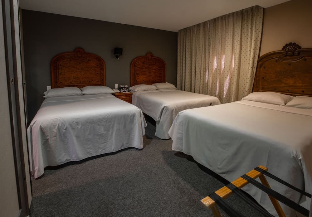 *Hotel Canadá, Room