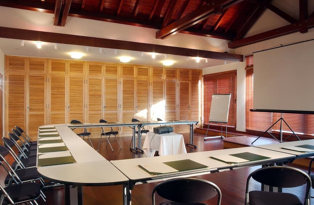 Le Saint Alexis, Meeting facility