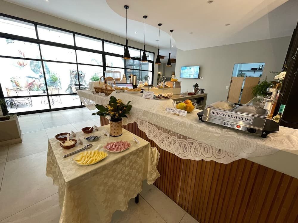 Hotel Caseros Salta, Breakfast buffet