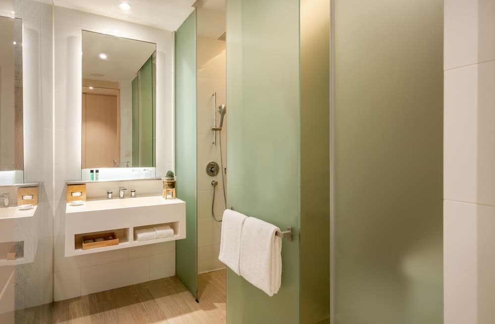 Oasia Hotel Novena, Singapore, Bathroom