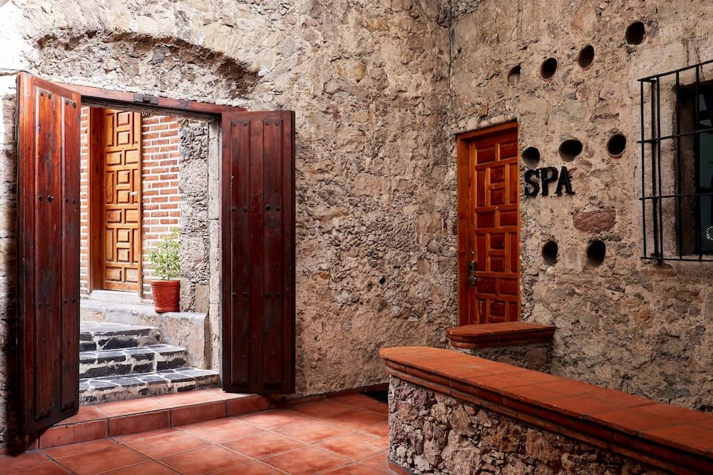 *Hotel Agua Escondida Taxco Centro, Hallway