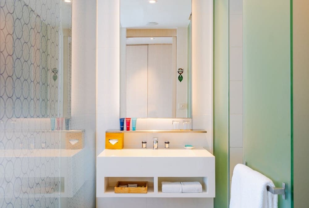 Oasia Hotel Novena, Singapore, Bathroom