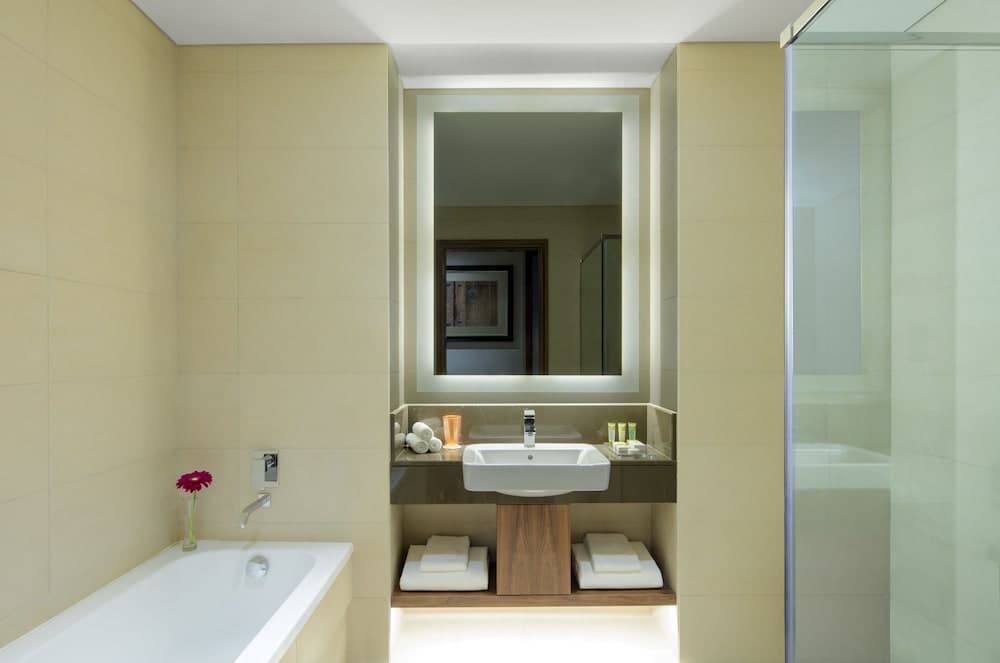 Crowne Plaza Muscat OCEC, an IHG Hotel, Bathroom