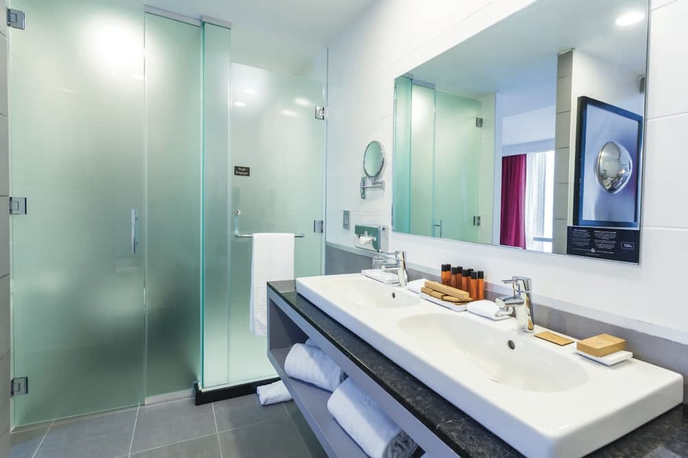 Hotel Riu Plaza New York Times Square, Bathroom