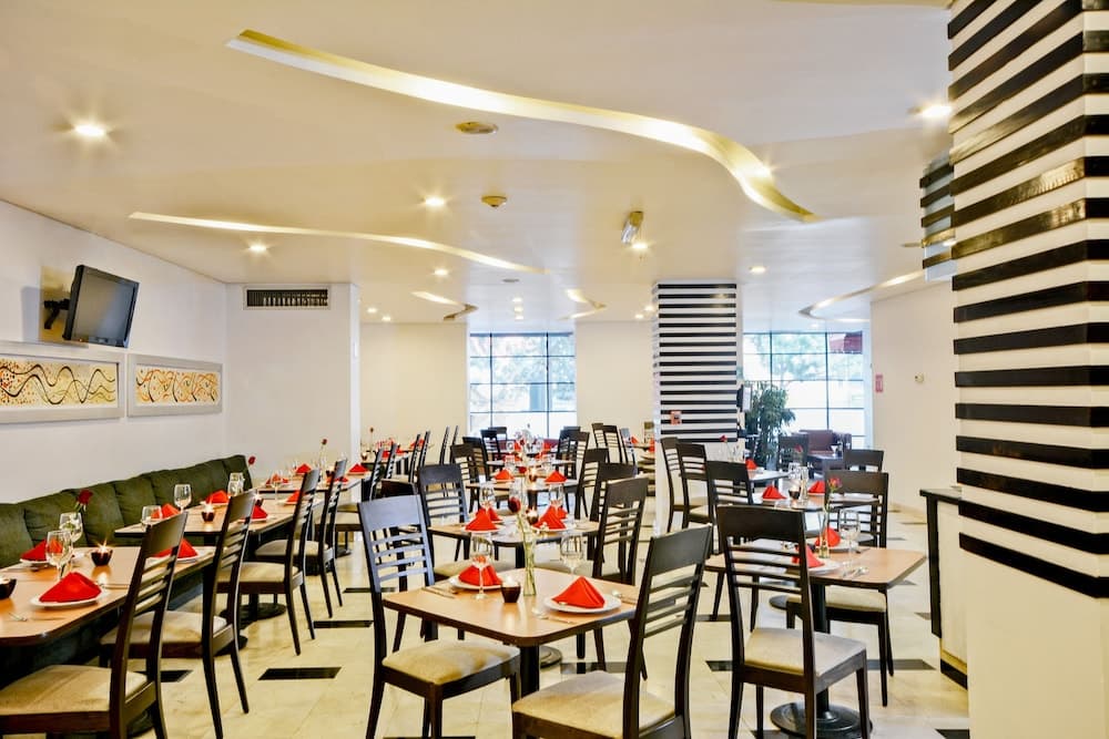 *Hotel & Suites PF, Restaurant