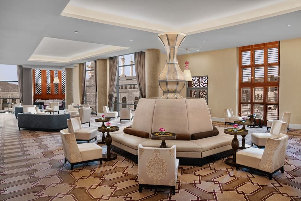 Hilton Suites Makkah, Dining