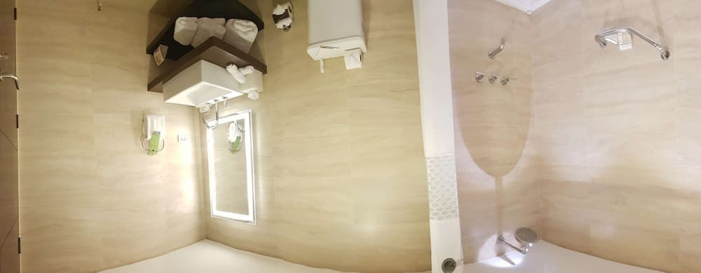 Hampton by Hilton Santa Cruz, Bathroom