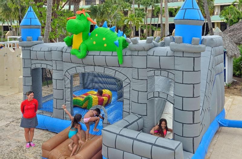 Sol Palmeras, Sports and Entertainment