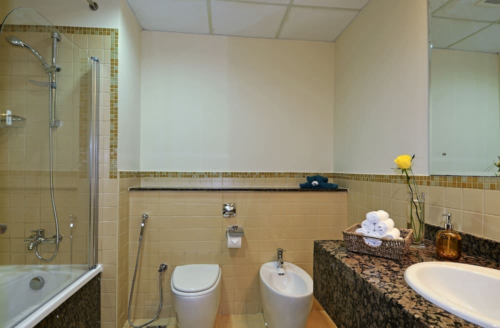 Roda Amwaj Suites, Bathroom shower