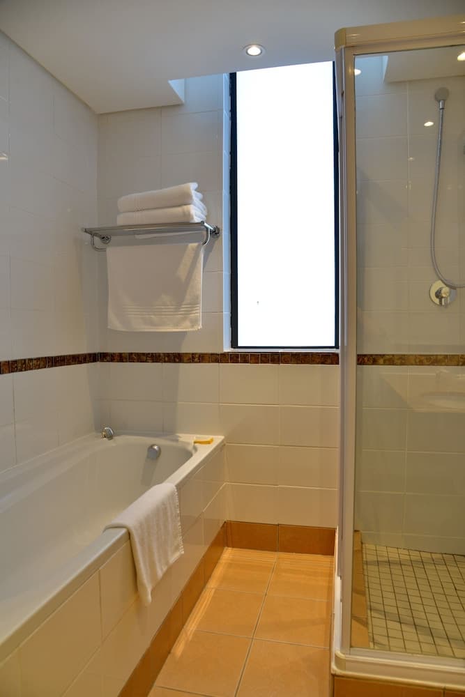 Cresta Grande Cape Town, Bathroom