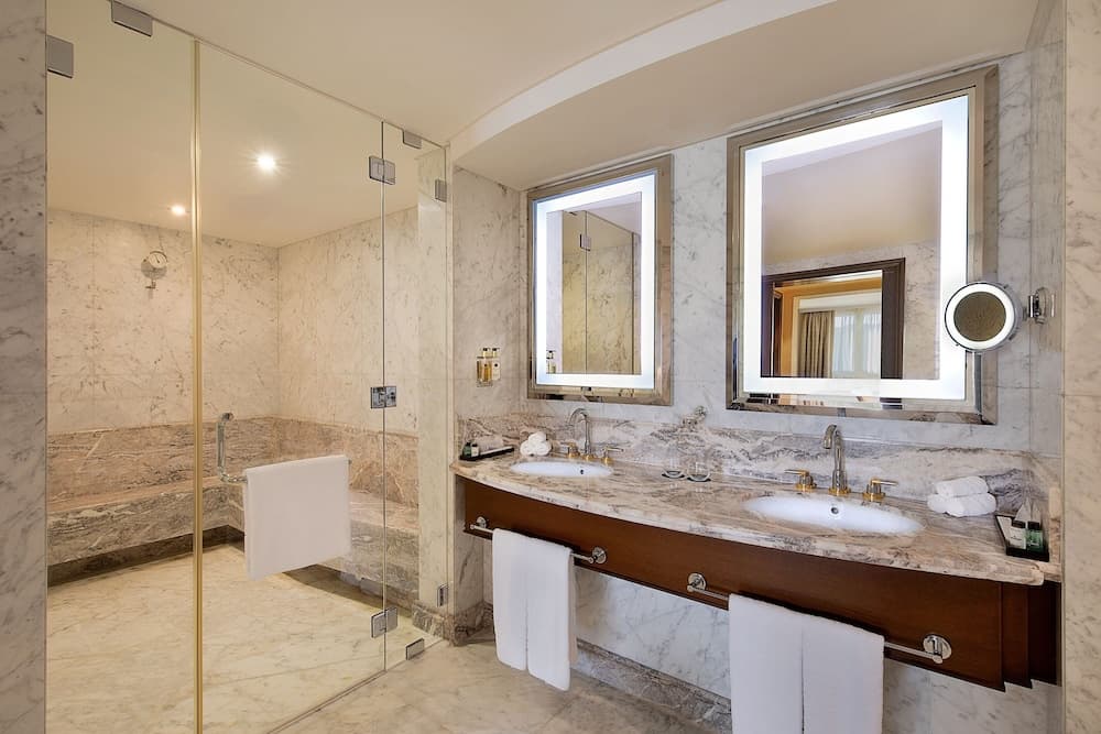 Sheraton Oman Hotel, Bathroom