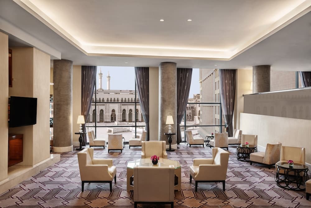 Hilton Suites Makkah, Breakfast Area