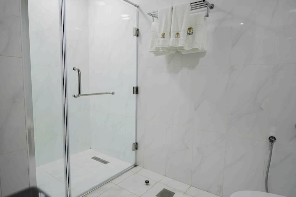 The Plaza Hotel and Resort, Bathroom