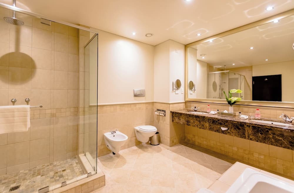 Southern Sun Sandton, Bathroom