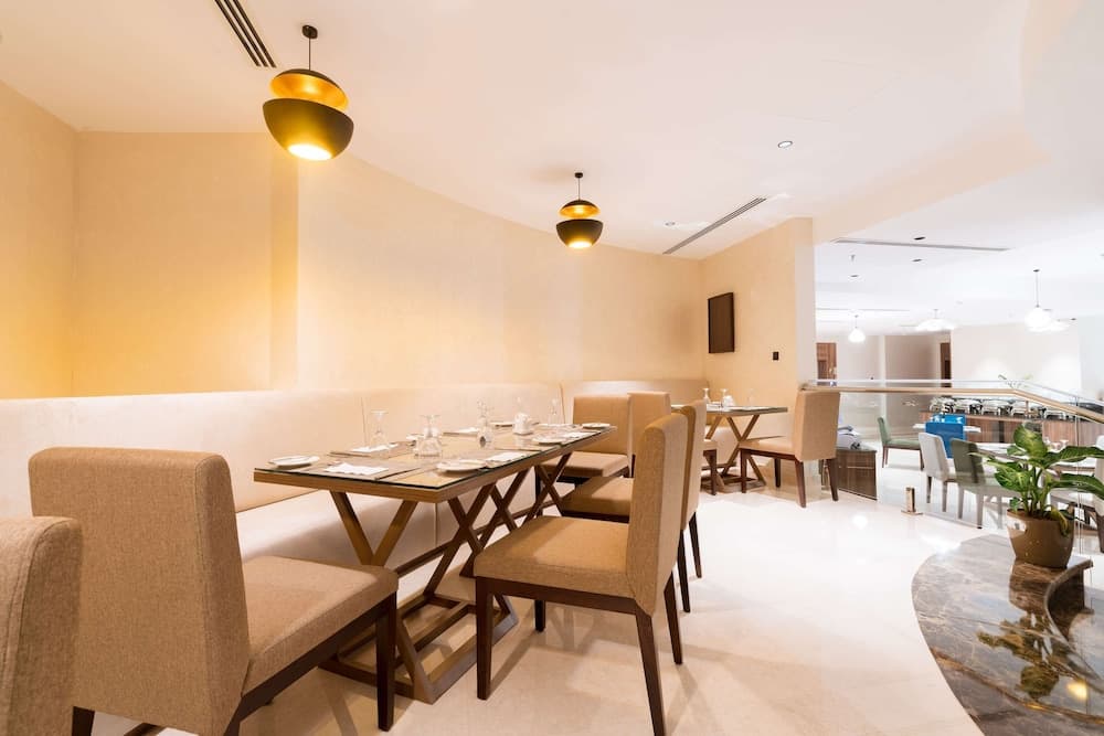 Kyriad Muscat, Restaurant