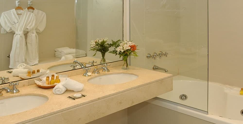 Cacique Inacayal Lake & Spa Hotel, Bathroom