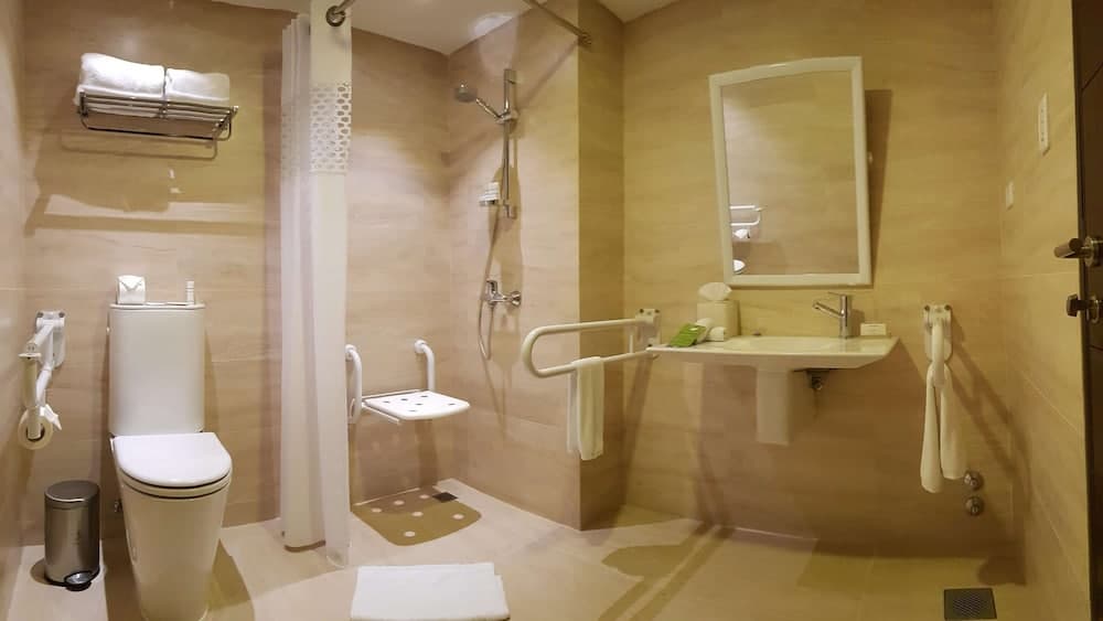 Hampton by Hilton Santa Cruz, Bathroom