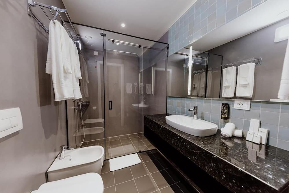 Hotel Habitat Tirana 4*, Bathroom