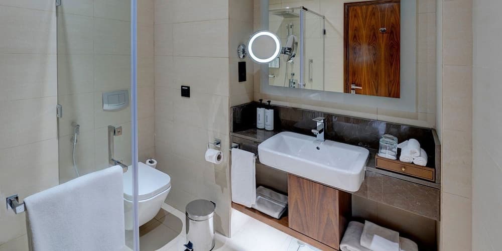 Crowne Plaza Muscat OCEC, an IHG Hotel, Bathroom