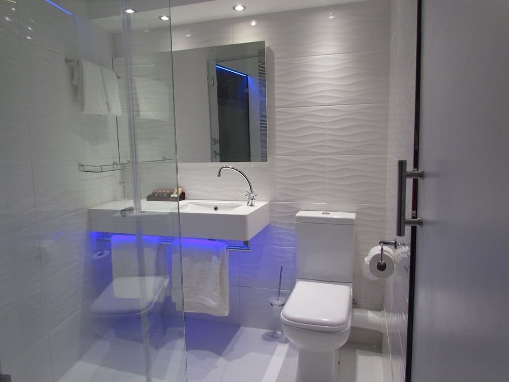 ONOMO Hotel Johannesburg Sandton, Bathroom