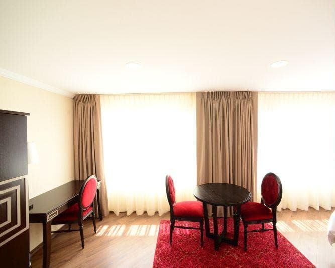 QUINDELOMA ART HOTEL & GALLERY, 