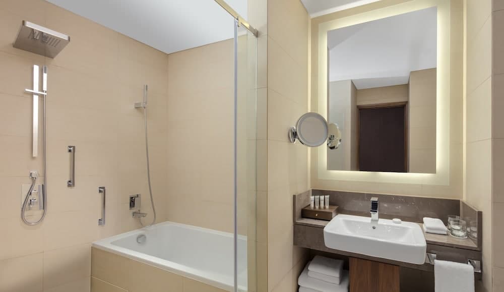 Crowne Plaza Muscat OCEC, an IHG Hotel, Bathroom