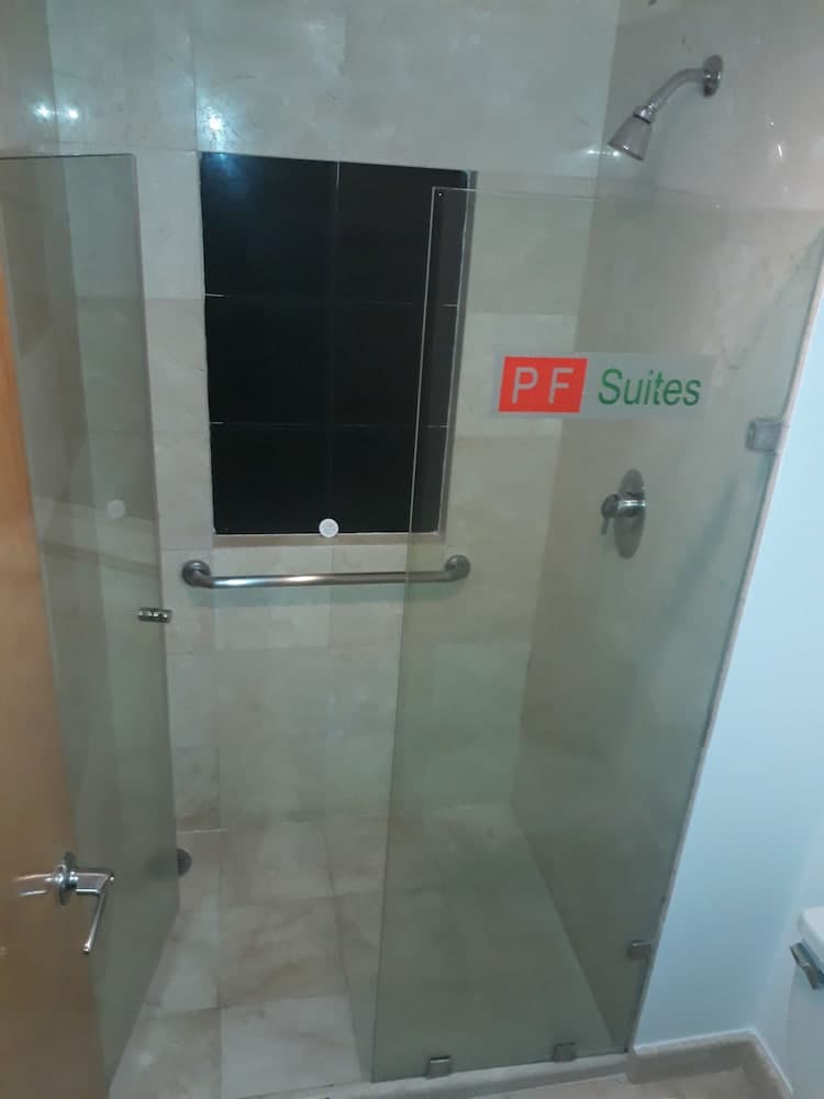 *Hotel & Suites PF, Bathroom