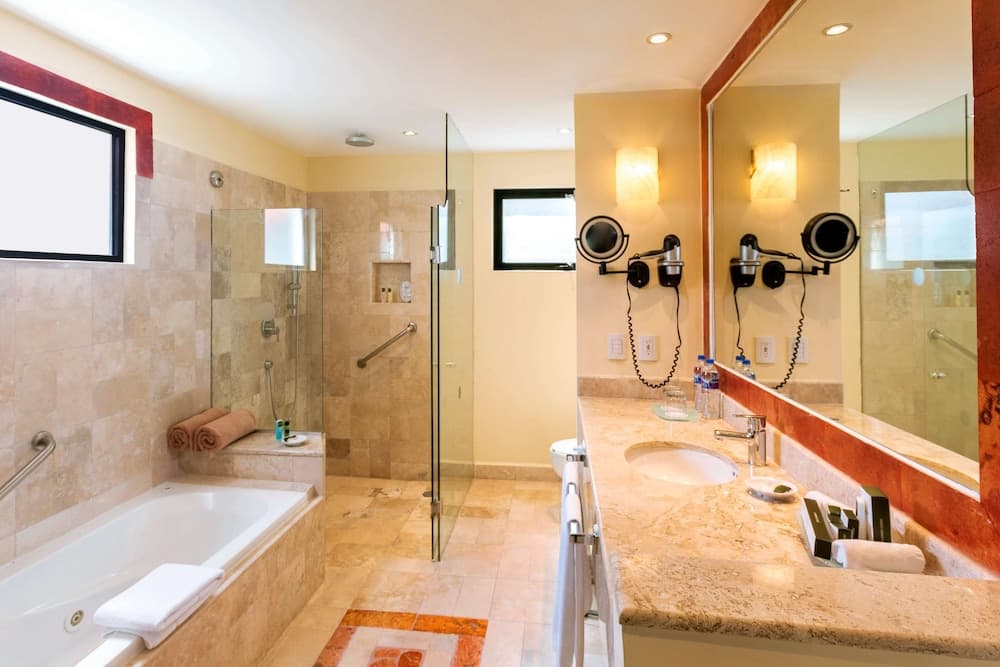 Occidental Cozumel (Nacional), Bathroom