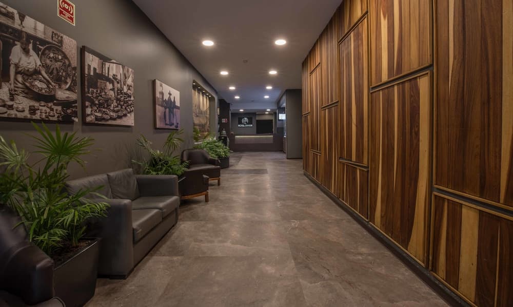 *Hotel Canadá, Property entrance