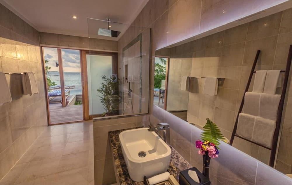 Hurawalhi Island Resort, Bathroom