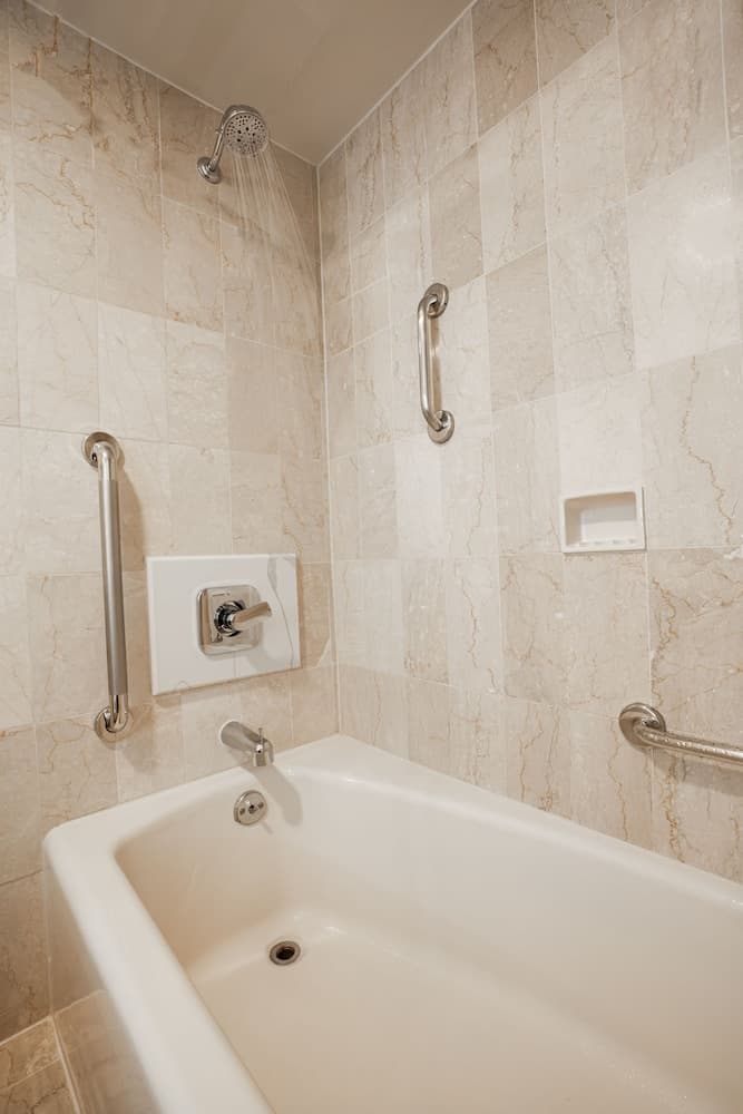 Westgate New York Grand Central, Bathroom shower