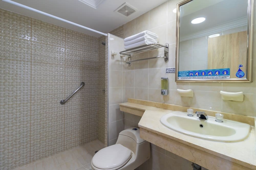 Hotel Bahia Sardina, Bathroom