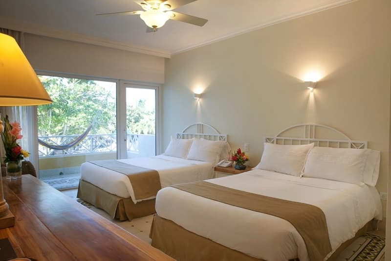 Las Americas Casa de Playa, GEN