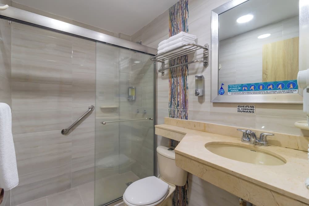 Hotel Bahia Sardina, Bathroom