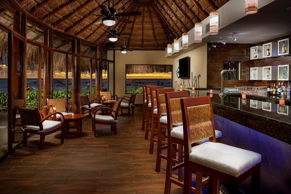 The Reef Coco Beach Resort & Spa- Optional All Inclusive, Bar (on property)