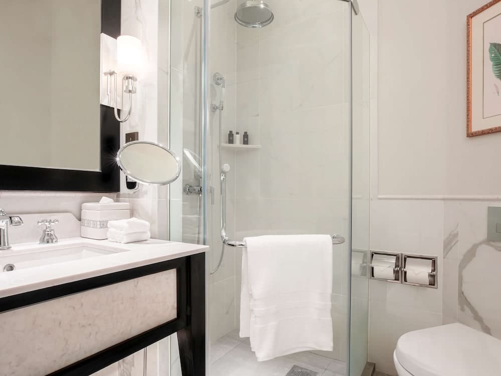 Raffles Hotel Le Royal, Bathroom