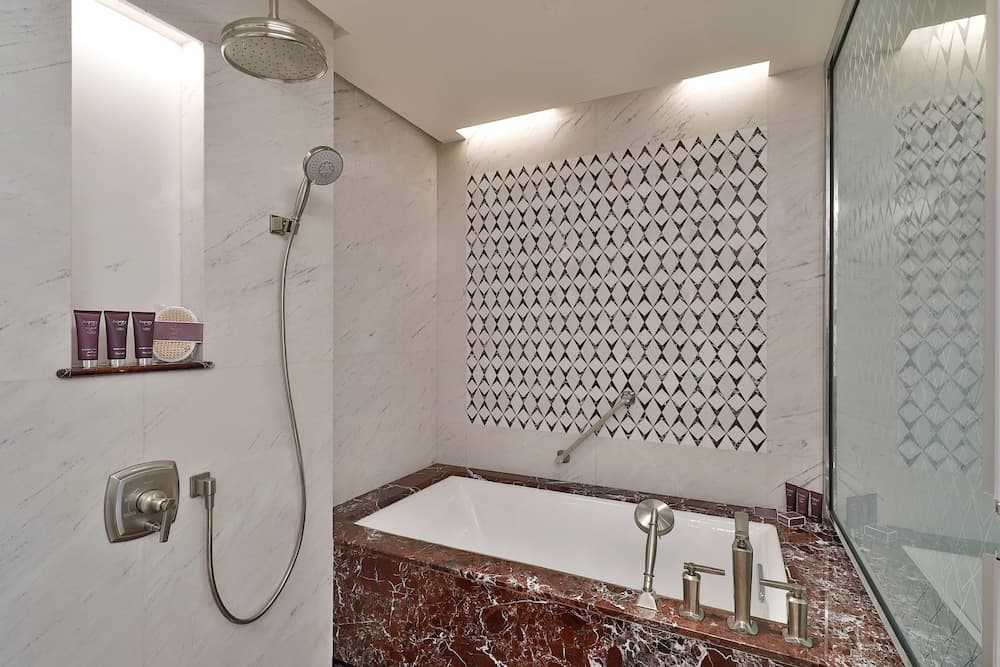 Al Bustan Palace, a Ritz-Carlton Hotel, Bathroom