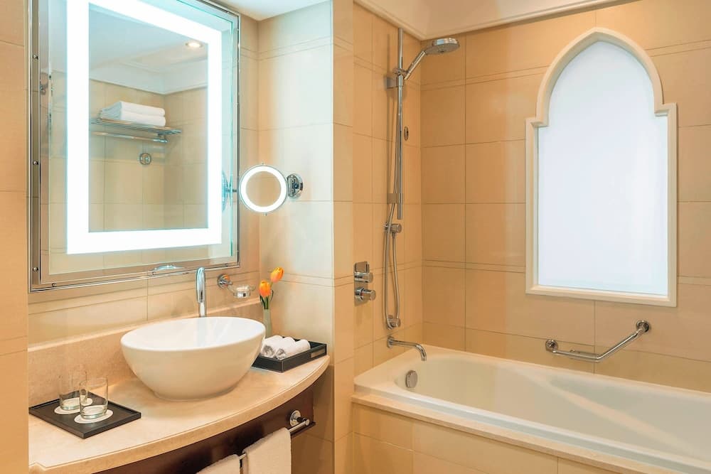 Sheraton Oman Hotel, Bathroom