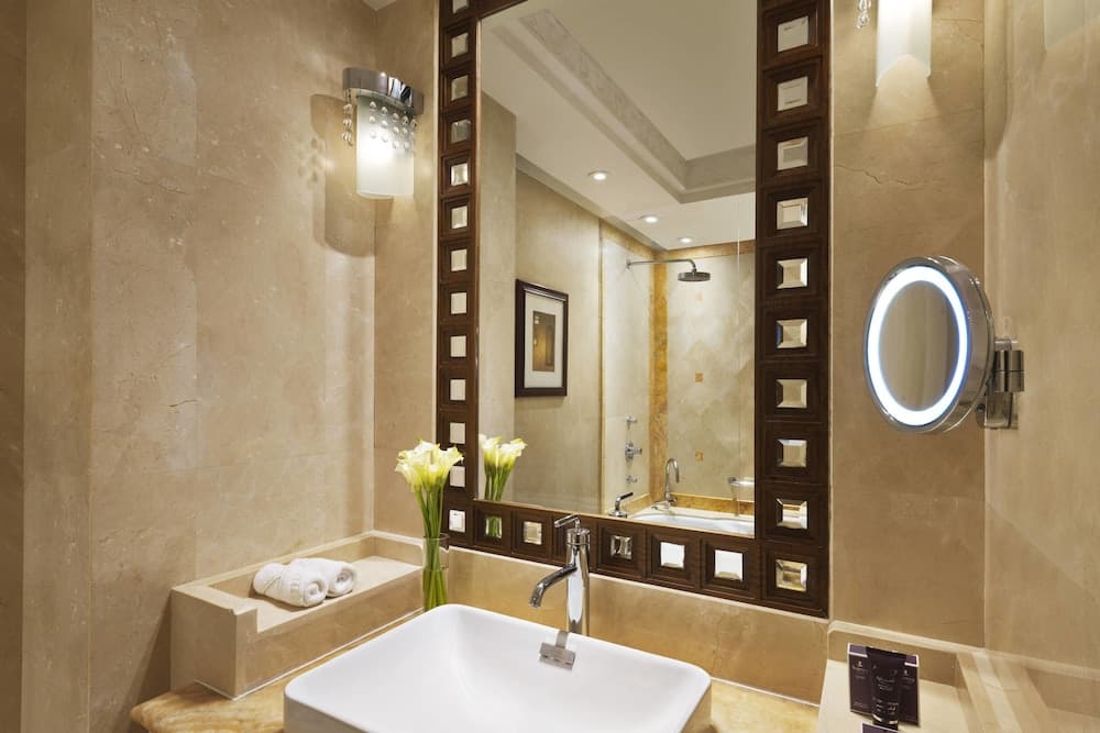 Al Bustan Palace, a Ritz-Carlton Hotel, Bathroom