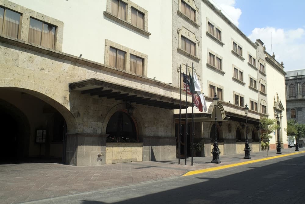 Hotel De Mendoza, Front of property