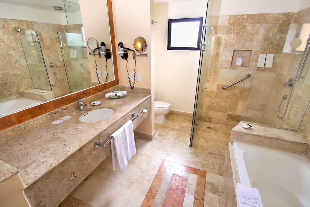 Occidental Cozumel (Nacional), Bathroom