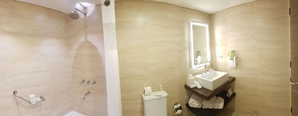 Hampton by Hilton Santa Cruz, Bathroom