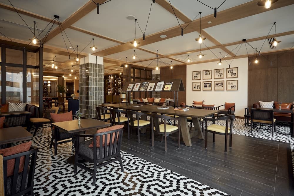 Montien Hotel Surawong Bangkok, Bar (on property)